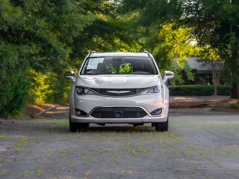 Used 2017 Chrysler Pacifica Limited FWD image 32