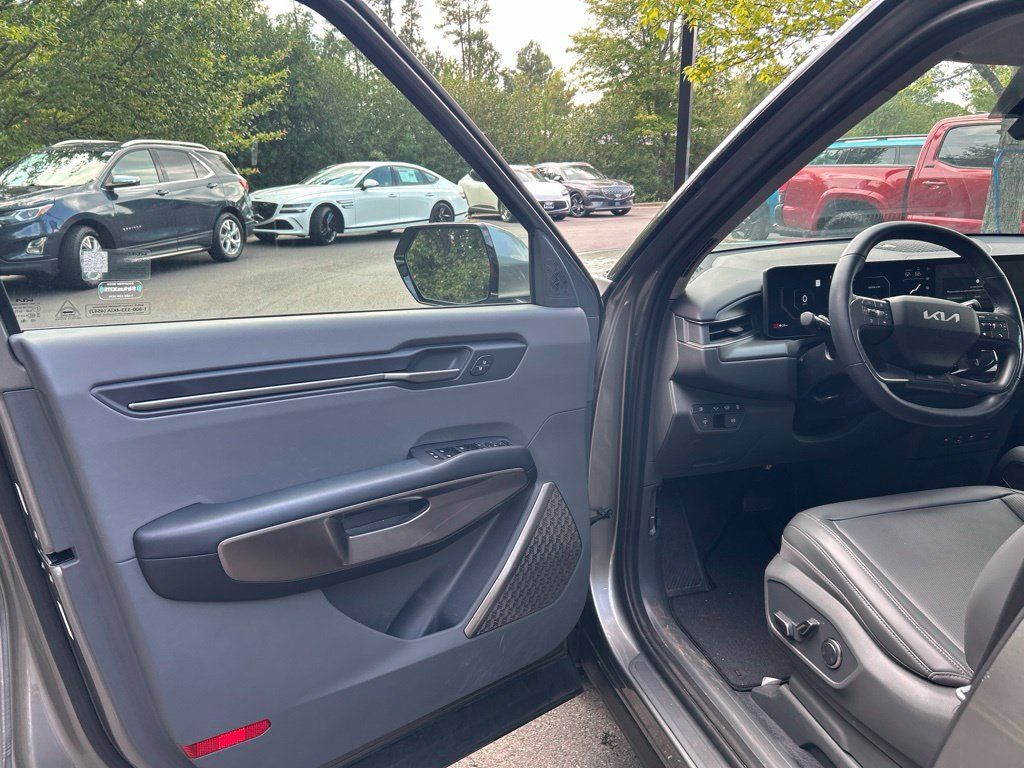 Used 2024 Kia EV9 Light Long Range RWD image 5