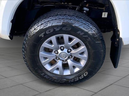 Used 2017 Toyota Tacoma SR5 image 9