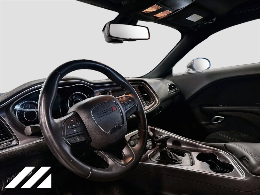 Used 2015 Dodge Challenger SXT RWD image 9
