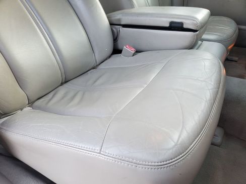 Used 2006 Lincoln Town Car Signature Limited image 30