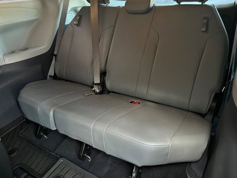 Used 2022 Toyota Sienna XLE FWD image 15