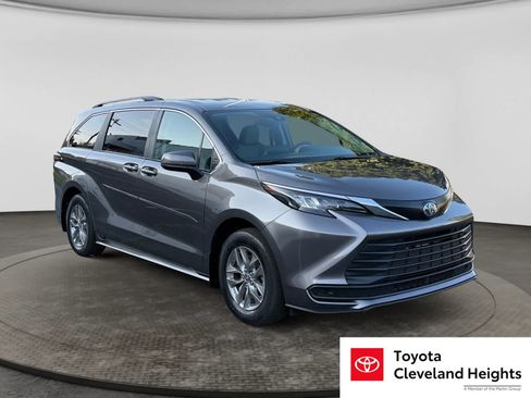 Used 2024 Toyota Sienna LE AWD/4WD image 3