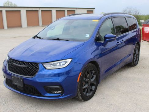 Used 2021 Chrysler Pacifica Touring-L w/ Uconnect Theater Family Group image 2