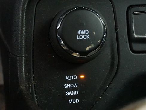 Used 2017 Jeep Renegade Latitude w/ Cold Weather Group image 31