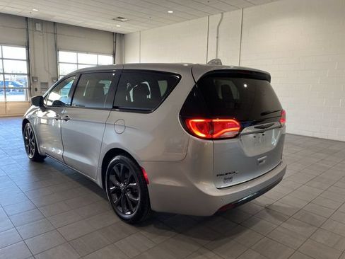 Used 2020 Chrysler Pacifica Touring w/ S Appearance Package FWD image 37