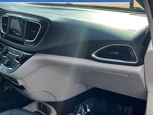 Used 2018 Chrysler Pacifica Touring-L image 24