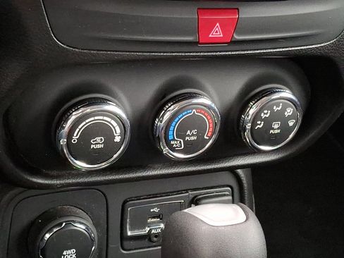 Certified 2017 Jeep Renegade Sport w/ Power & Air Group image 15