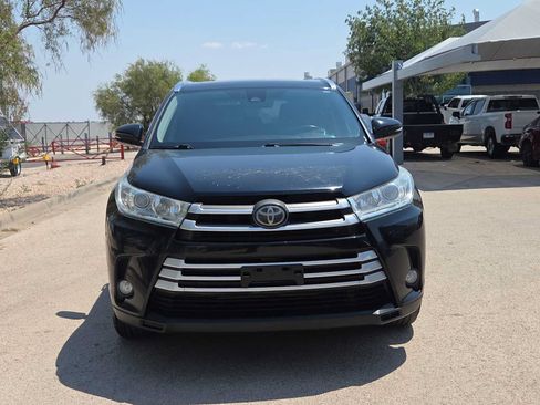 Used 2019 Toyota Highlander XLE FWD image 3