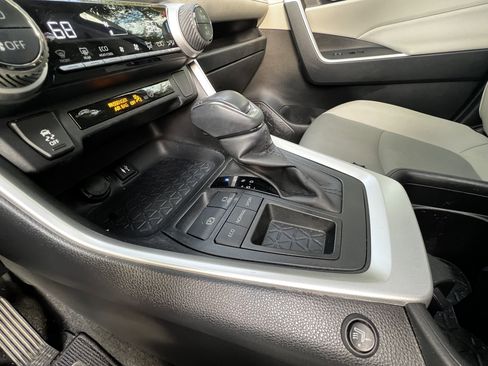 Used 2019 Toyota RAV4 XLE Premium image 29