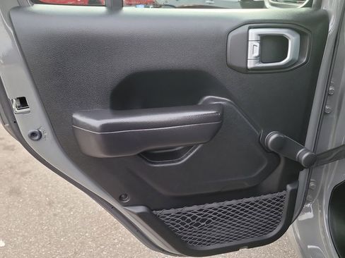 Used 2020 Jeep Gladiator Sport image 8