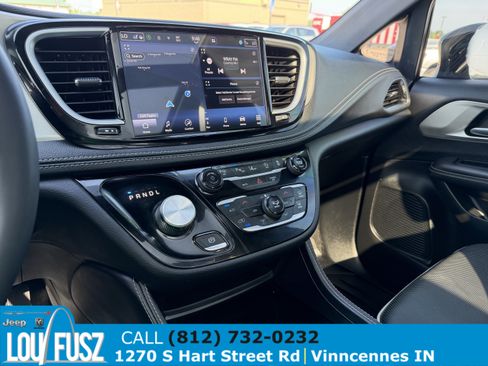 Used 2024 Chrysler Pacifica Limited w/ S Appearance Package FWD image 25