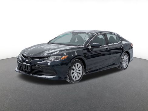 Used 2020 Toyota Camry LE image 5