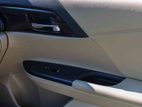 Used 2017 Honda Accord EX-L image 16