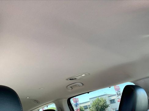 Used 2019 Chrysler Pacifica Touring-L image 22