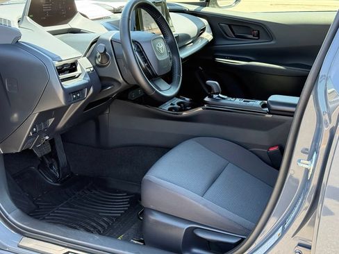 Used 2025 Toyota Prius LE FWD image 6