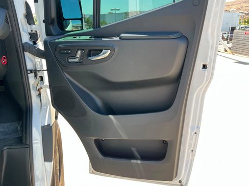 Used 2022 Mercedes-Benz Sprinter 2500 image 22