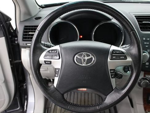 Used 2012 Toyota Highlander Limited w/ Tow Pkg AWD/4WD image 15