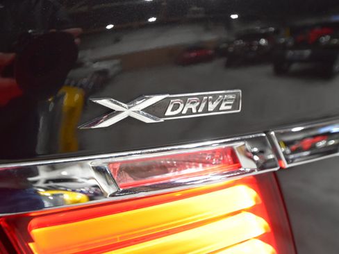 Used 2013 BMW 750i xDrive image 9