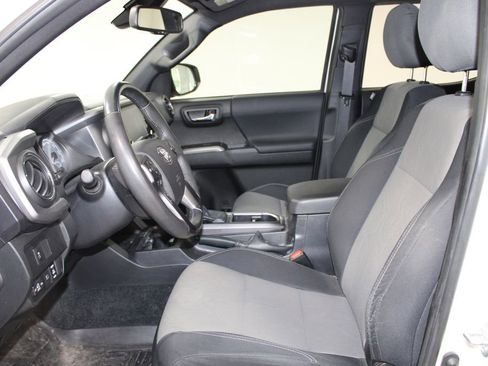 Used 2022 Toyota Tacoma TRD Off-Road w/ Technology Package image 19