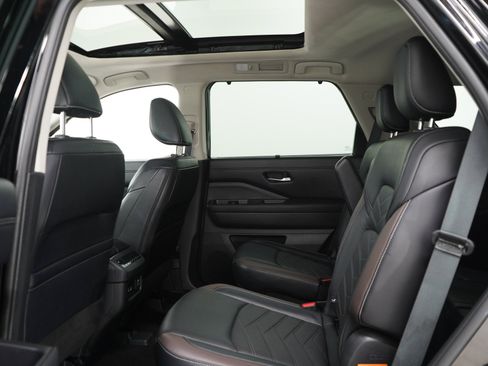 Used 2024 Nissan Pathfinder Platinum AWD/4WD image 16