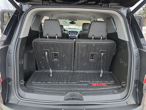 Certified 2023 GMC Acadia SLT w/ Preferred Package image 13