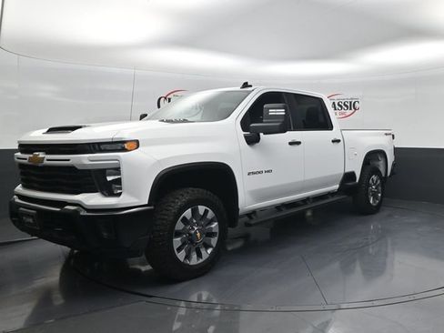 Used 2025 Chevrolet Silverado 2500 Custom w/ Custom Convenience Package image 3