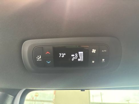 Used 2025 Chrysler Pacifica Select FWD image 15