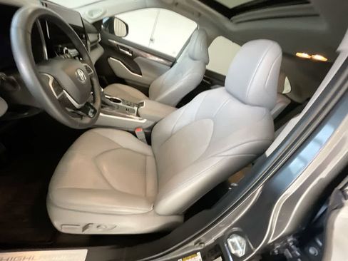 Used 2024 Toyota Highlander Limited image 11