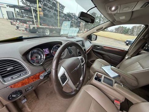 Used 2015 Chrysler Town & Country Touring image 11