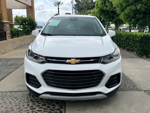Used 2020 Chevrolet Trax LT w/ LT Convenience Package FWD image 2