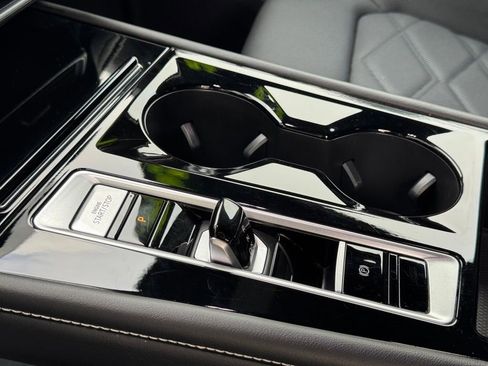 Used 2024 Volkswagen Atlas Cross Sport SE image 19