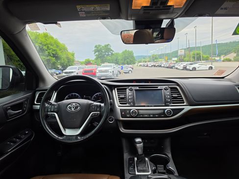 Used 2018 Toyota Highlander Limited Platinum AWD/4WD image 14