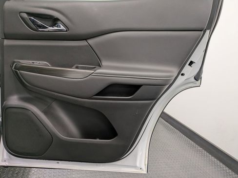 Used 2023 GMC Acadia SLT w/ Technology Package image 24