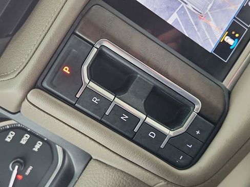 Used 2021 GMC Yukon Denali w/ Denali Premium Package image 16