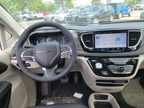New 2023 Chrysler Pacifica Touring-L image 31