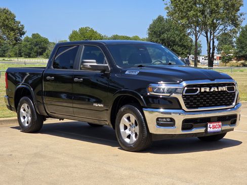 Used 2025 RAM 1500 Big Horn AWD/4WD image 3