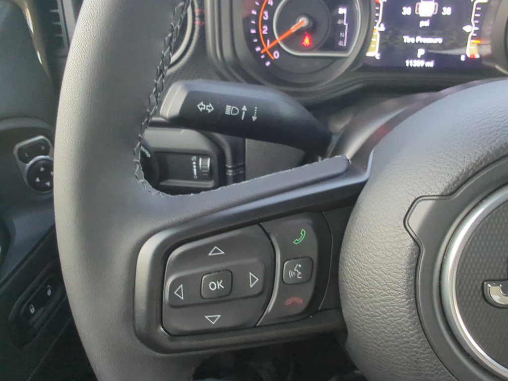 Used 2025 Jeep Gladiator Rubicon w/ Convenience Group AWD/4WD image 34