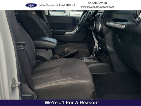 Used 2015 Jeep Wrangler Unlimited Sahara w/ Connectivity Group AWD/4WD image 25