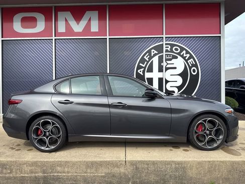 Used 2022 Alfa Romeo Giulia Veloce AWD/4WD image 4