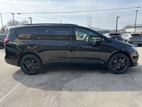 New 2026 Chrysler Pacifica Limited w/ S Appearance Package AWD/4WD image 5