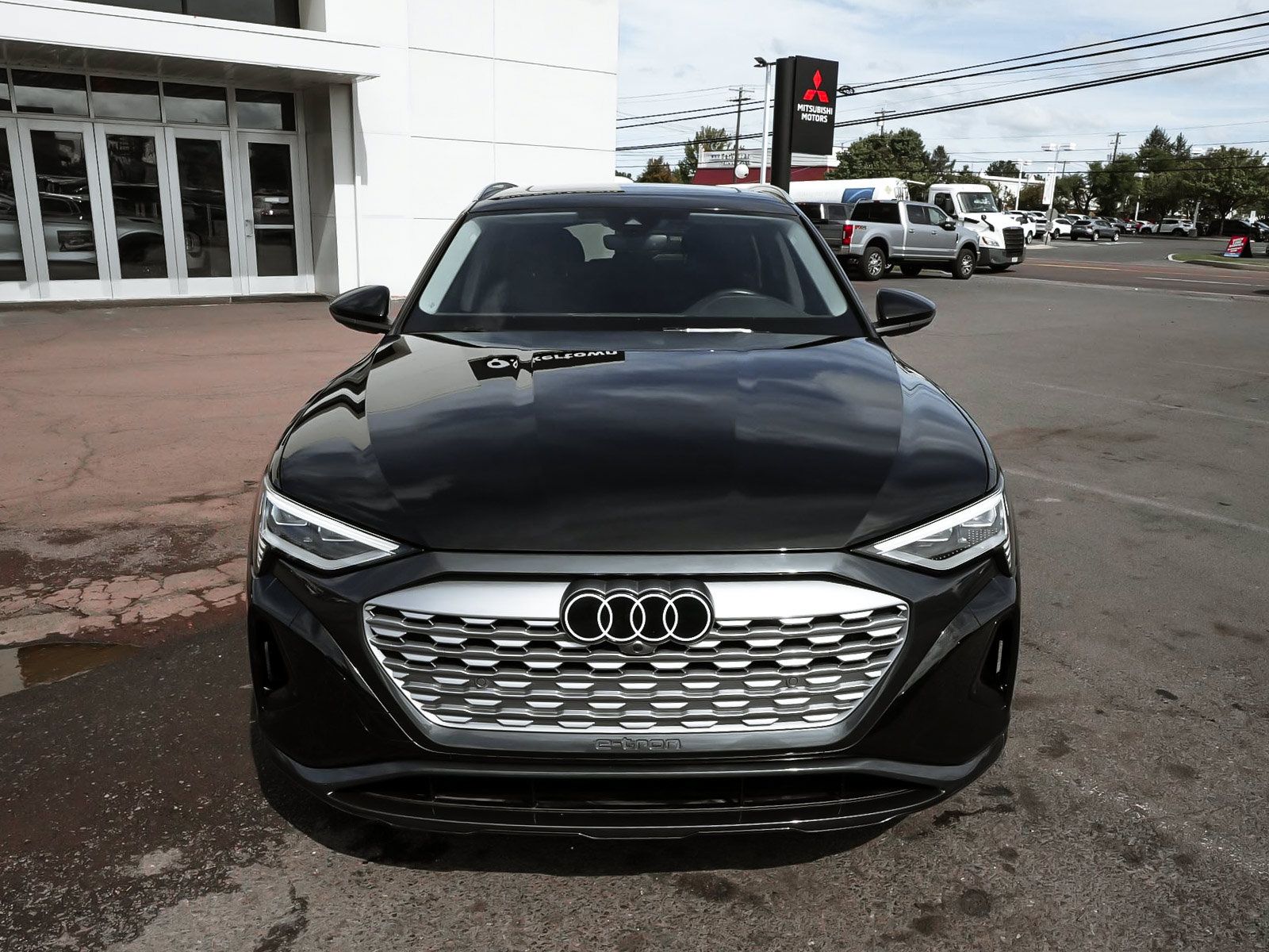 Used 2024 Audi Q8 e-tron Premium AWD/4WD image 2
