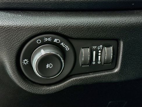Used 2020 Chrysler Pacifica Touring-L Plus w/ S Appearance Package FWD image 10