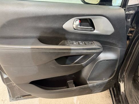 Used 2020 Chrysler Pacifica Touring w/ S Appearance Package image 13