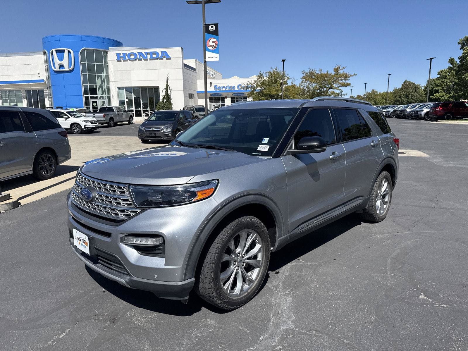 Used 2021 Ford Explorer Limited w/ Equipment Group 301A AWD/4WD image 2