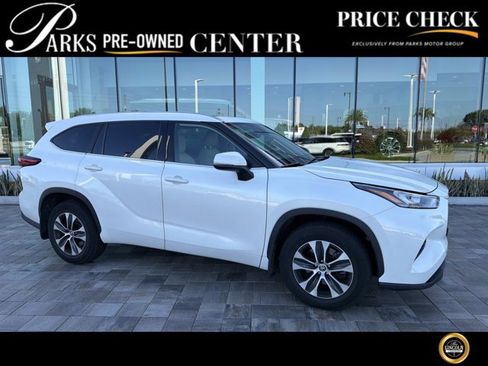 Used 2020 Toyota Highlander XLE AWD/4WD image 1