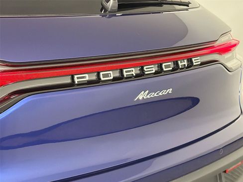 Certified 2026 Porsche Macan AWD/4WD image 17