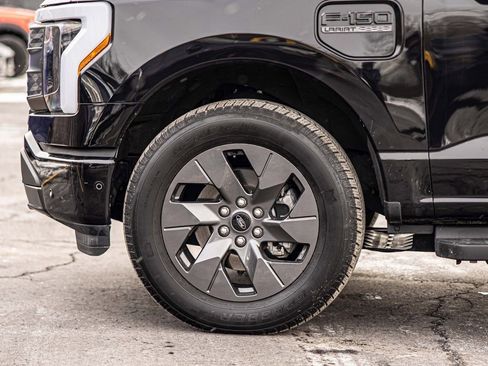 Used 2022 Ford F150 Lightning Lariat image 9