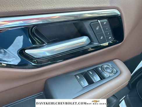 Used 2025 Chevrolet Suburban High Country AWD/4WD image 11