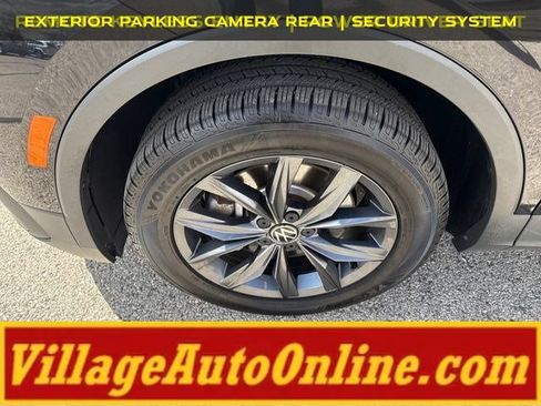 Used 2022 Volkswagen Tiguan SE w/ Panoramic Sunroof Package AWD/4WD image 11